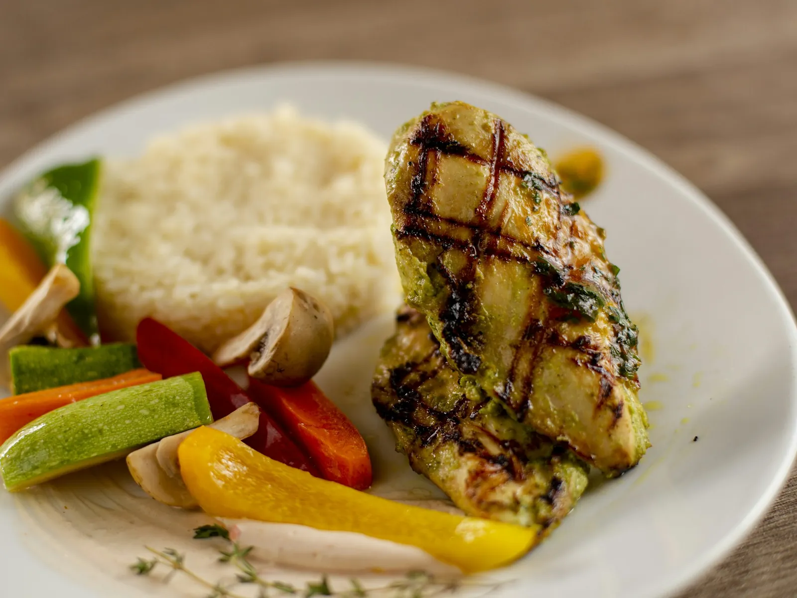 Prato com frango grelhado, arroz e legumes
